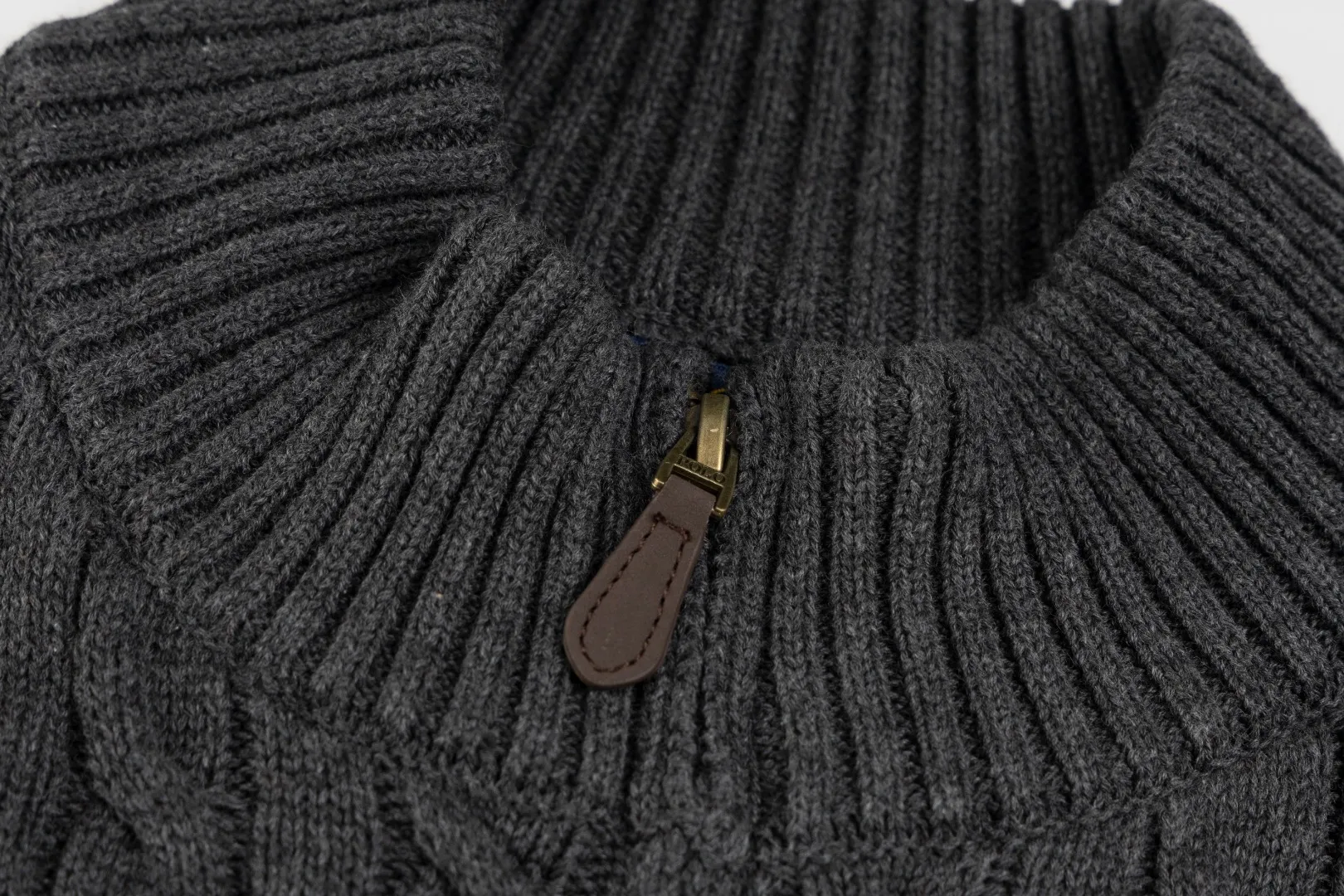 P260 #R98 RALPH LAUREN Ralph Lauren nine-color classic small label embroidery logo full zipper knitted cable cardigan sweater, high-density LOGO embroidery on the chest, original customization of tag accessories. Made of pure cotton yarn, pure cotton is skin-friendly and comfortable, small label war horse embroidered twist zipper cardigan sweater 🐎 high quality, follow the blogger to learn how to wear it! Let’s buy a Ralph Lauren cable sweater. It’s a super hard-to-find series after it became popular. It’s hard to find one on the official website. It’s simple and practical to wear, with a lazy and loose feel. The thickened fabric has more texture, feels soft and delicate, and has a loose fit. Whether worn alone or layered, you can wear different styles of fashion with just one piece!   Size：XS S M L